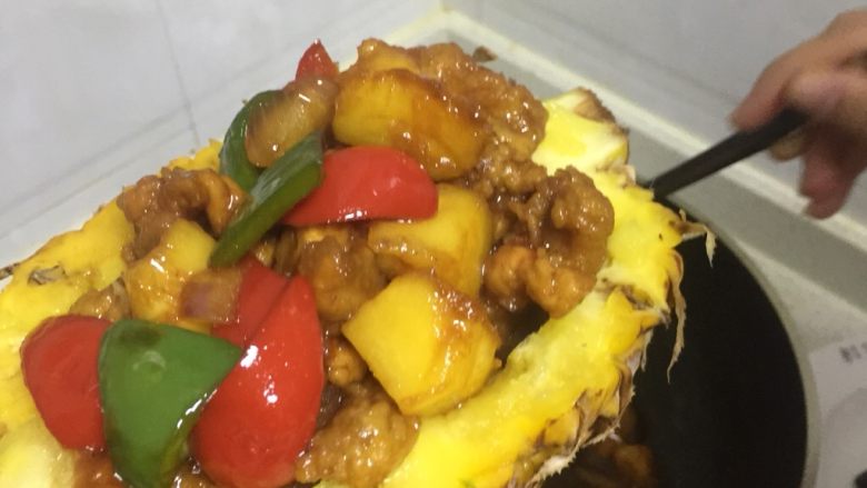 糖醋菜+菠萝咕噜肉,做好的菠萝咕噜肉装入已挖好的半个菠萝碗中即可。