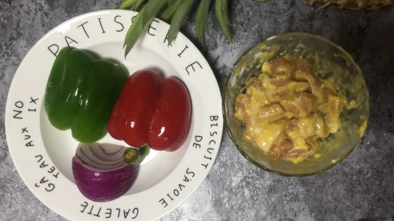 糖醋菜+菠萝咕噜肉,肉里加入打散的<a style='color:red;display:inline-block;' href='/shicai/ 15'>蛋黄</a>抓匀。