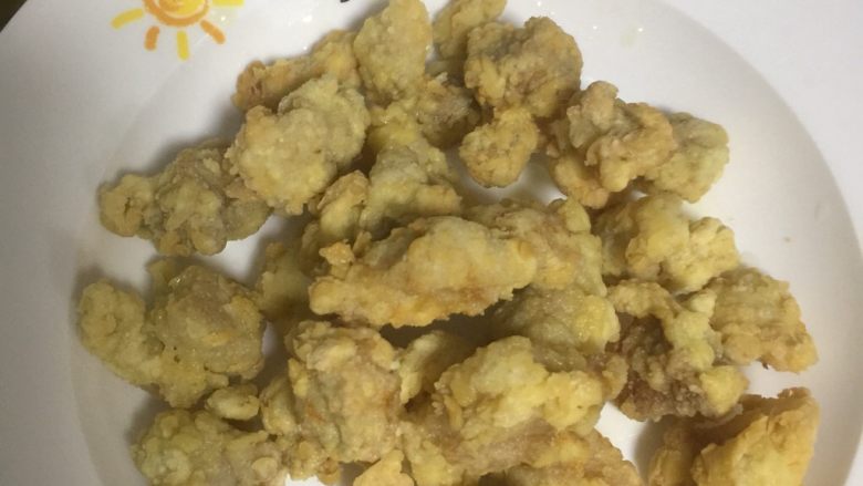 糖醋菜+菠萝咕噜肉,炸到微黄捞起,把火调到大火再下锅复炸一分钟。