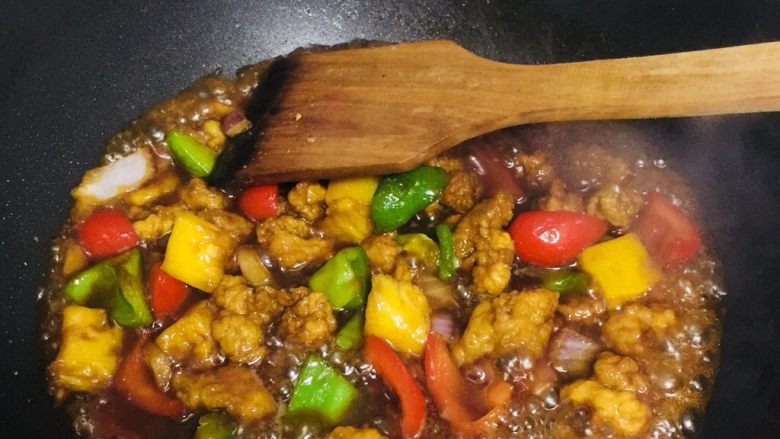 糖醋菜+菠萝咕噜肉,最后大火收汁,待锅里冒泡后就差不多可以起锅了。