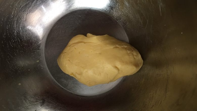 鸡蛋饼干,用手把面粉和黄油抓匀,至成团