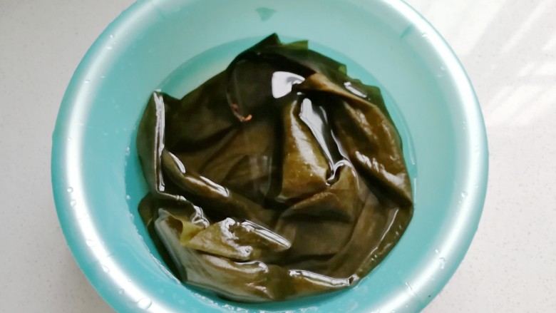 香菜拌海带丝,<a style='color:red;display:inline-block;' href='/shicai/ 5591'>干海带</a>一片清洗干净用水充分泡发;