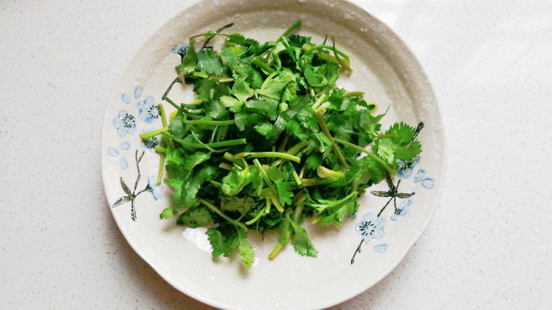 香菜拌海带丝,<a style='color:red;display:inline-block;' href='/shicai/ 131'>香菜</a>适量洗净切好备用;