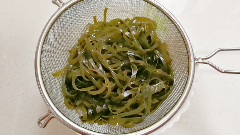 香菜拌海带丝,焯好水的海带丝捞起过凉水冲洗一下沥干备用;