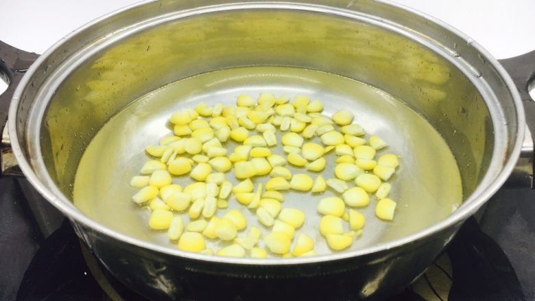 #懒人料理# 香煎三文鱼(快手菜),把玉米粒煮熟。