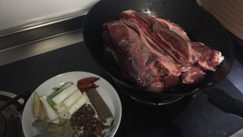 了不起的牛肉面,第一次网购牛腱子，棒棒哒。妖风吹过的上海，怀念那种遥远却温暖的味道。 