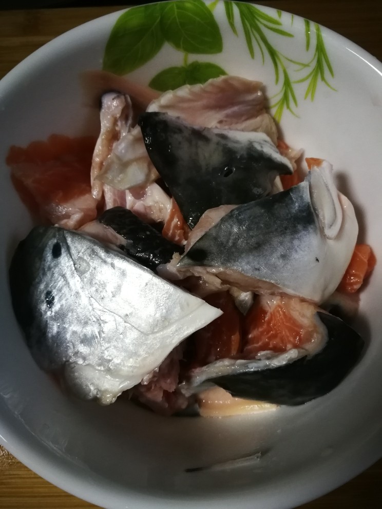 三文鱼头豆腐煲,切块后用厨房纸擦干备用。因为我在超市买的鱼头只有半个,所以我再加了点鱼杂块。