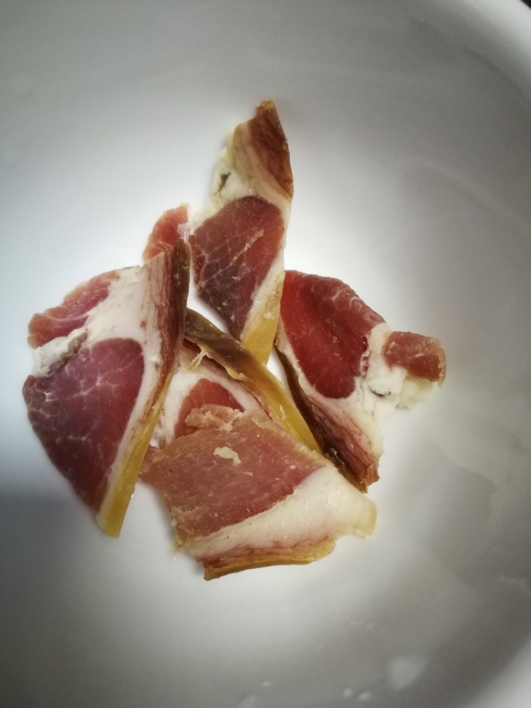 三文鱼头豆腐煲,准备火腿,可以用水冲洗一下,稍微浸一下。