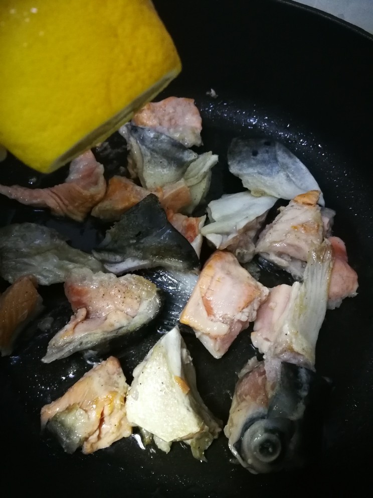 三文鱼头豆腐煲,中途挤入柠檬汁,可去腥。