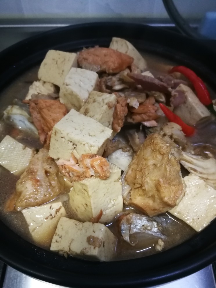 三文鱼头豆腐煲,再次煮开后把食材移到砂锅里继续煲煮十几分钟,我是转移到了塔吉锅里。