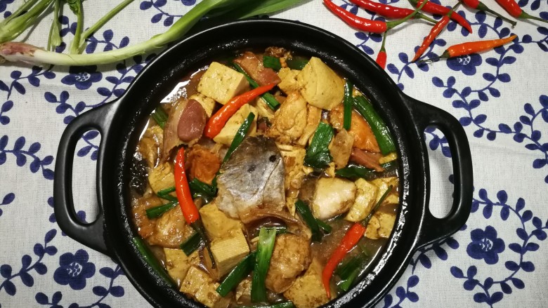 三文鱼头豆腐煲,美颜照来一张。鲜美的鱼头煲热乎乎,太适合这个季节啦👍