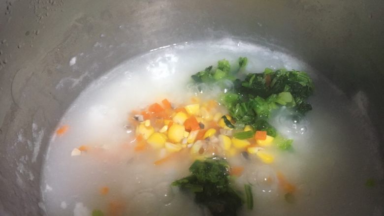 #懒人料理# 三文鱼菌菇杂蔬粥,米粥煮至粘稠后放入菌菇和杂蔬,把它们煮开。