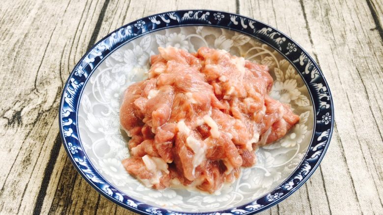 #懒人料理# # 糖醋菜# 葱爆羊肉,把它们抓匀,抓至肉有粘性,再放1小勺的<a style='color:red;display:inline-block;' href='/shicai/ 847'>香油</a>抓匀,目的是锁住水分,也为的是炒的时候不粘锅。
有的人爱吃肉有嚼劲的,以上步骤全略去,直接炒肉。