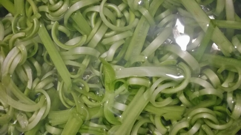 河南蒸面条,蒜苔撕开,芹菜切断泡水数分钟更嫩更脆。