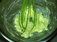 猕猴桃酒乳酪蛋糕,<a style='color:red;display:inline-block;' href='/shicai/ 48598'>奶油奶酪</a>倒入大碗,隔热水搅拌至顺滑无颗粒