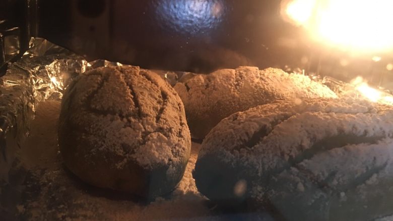 抹茶麻薯软欧,烤箱预热180度,上下火,25分钟左右出炉,中途观察面包表面上色情况,上色后可以盖上一层锡纸,防止表面上色过深