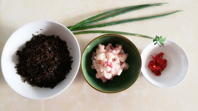 霉干菜饼,1. 梅干菜提前泡软,粗的用刀切小。
<a style='color:red;display:inline-block;' href='/shicai/ 940'>肥肉</a>切成小丁。