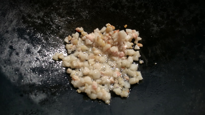 霉干菜饼,2. 锅烧热,肉下锅煸出油。