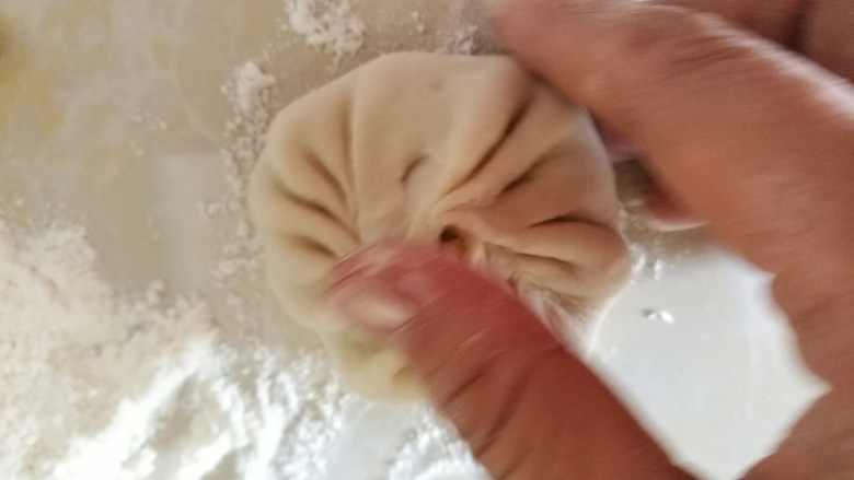 霉干菜饼,口捏紧,压扁。