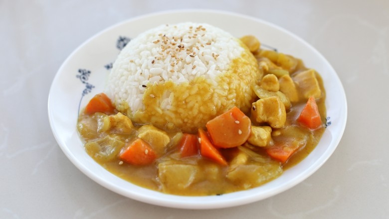 鸡肉咖喱饭,将米饭盛入小碗中压实,然后倒扣在盘中撒上<a style='color:red;display:inline-block;' href='/shicai/ 141765'>熟芝麻</a>,将咖喱浇倒在米饭上就可以享用啦!