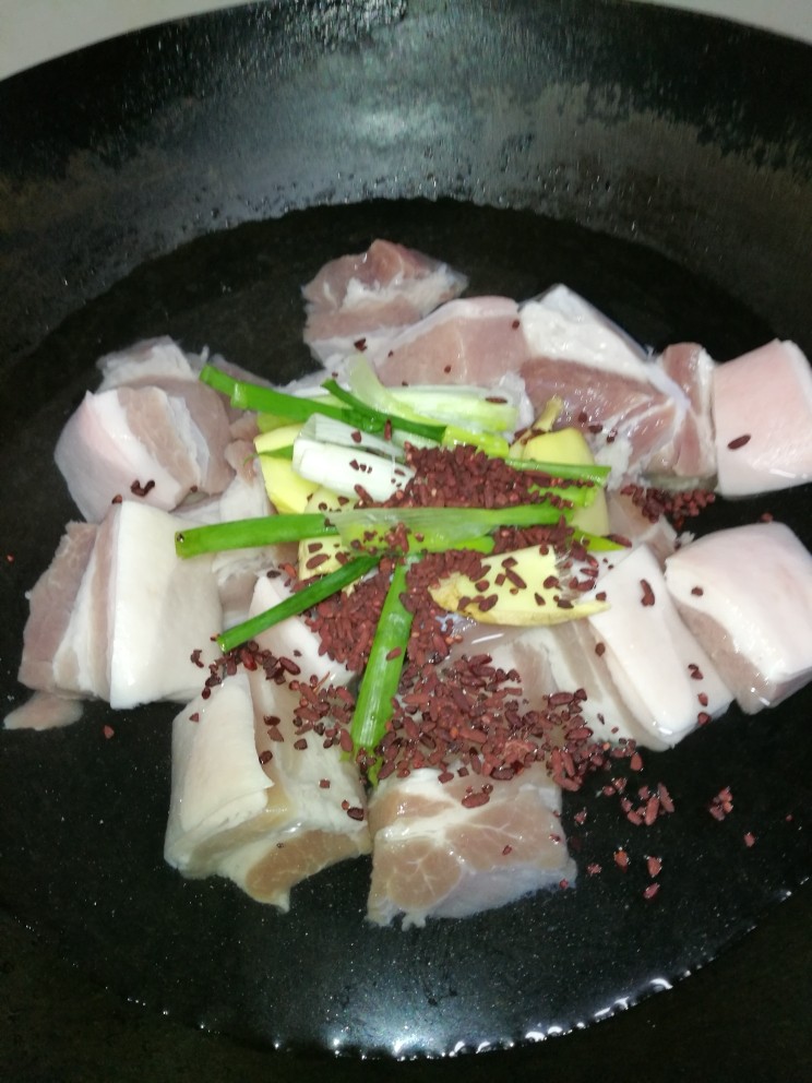 菜谱#五花肉扣西兰花#(创建于22/11~2017),起锅注水,放入五花肉、葱姜、红曲米、料酒进行焯水。