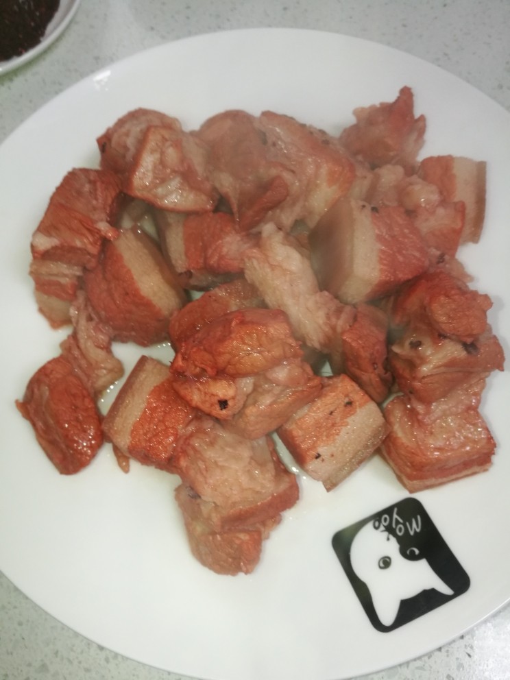 菜谱#五花肉扣西兰花#(创建于22/11~2017),经焯水的五花肉,用热水洗净,捞入盘中备用。