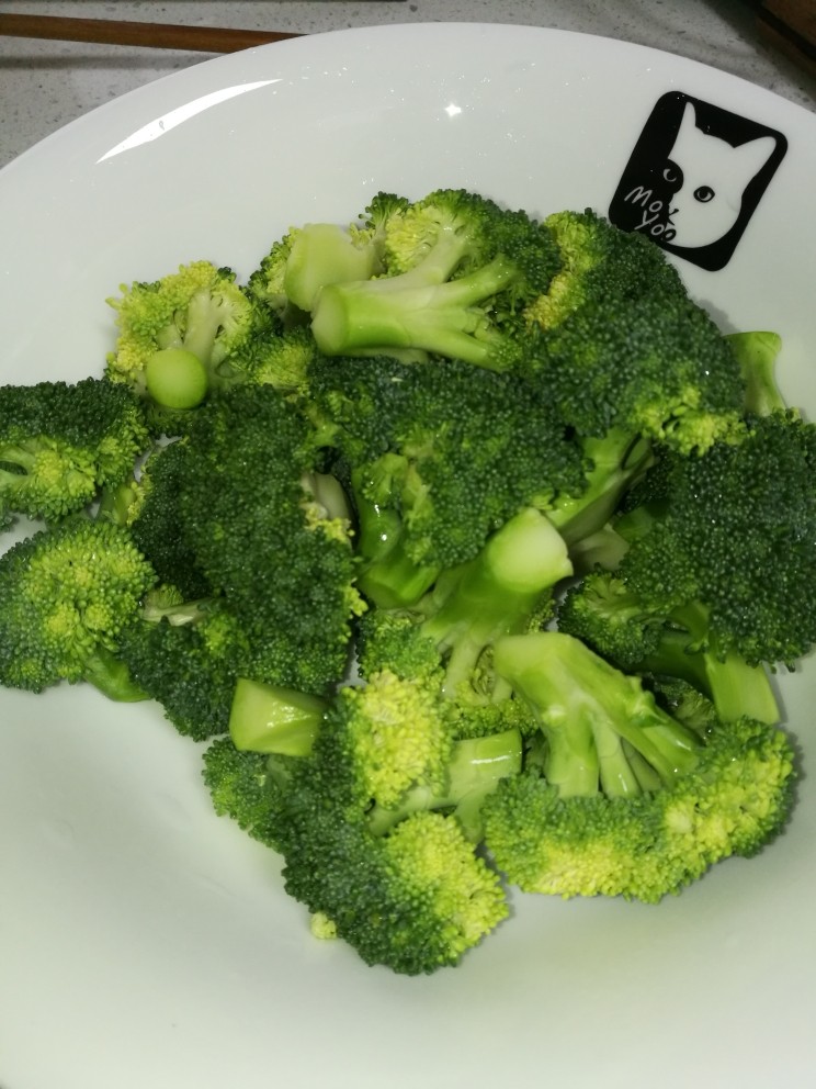 菜谱#五花肉扣西兰花#(创建于22/11~2017),西兰花浸泡盐水中20分钟,并洗净,撕成小朵。