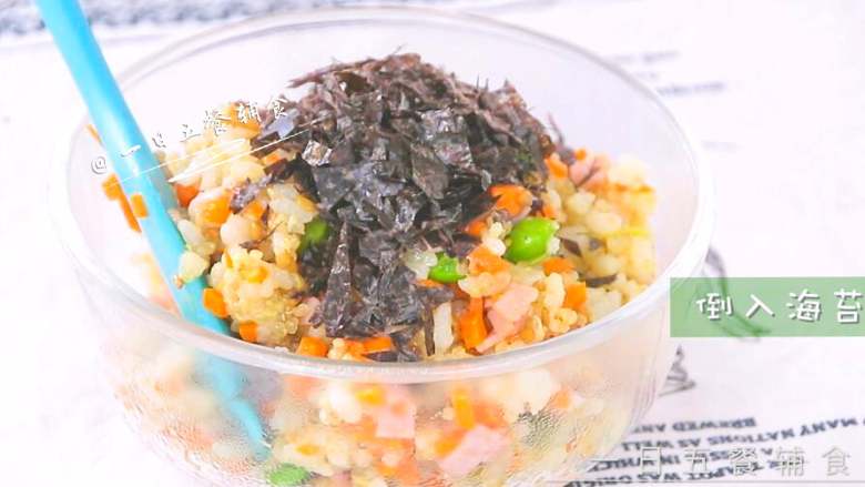 虾松杂蔬芝士饭团 宝宝辅食,熟米饭+胡萝卜+熟豌豆,米饭出锅,加入剪好的海苔碎,搅拌均匀。