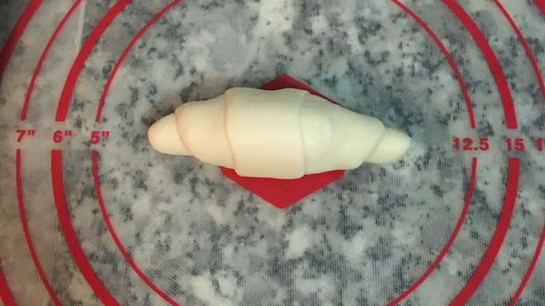 最爱面包+ 烟熏起司面包卷,再轻轻滚起,包起起司后,两手要轻压在两边,慢慢往前推,即可滚成小牛角样.