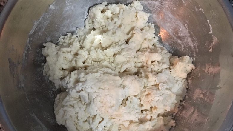 最爱面包+ 烟熏起司面包卷,搅拌到没有液体后就可以用手下去操做,