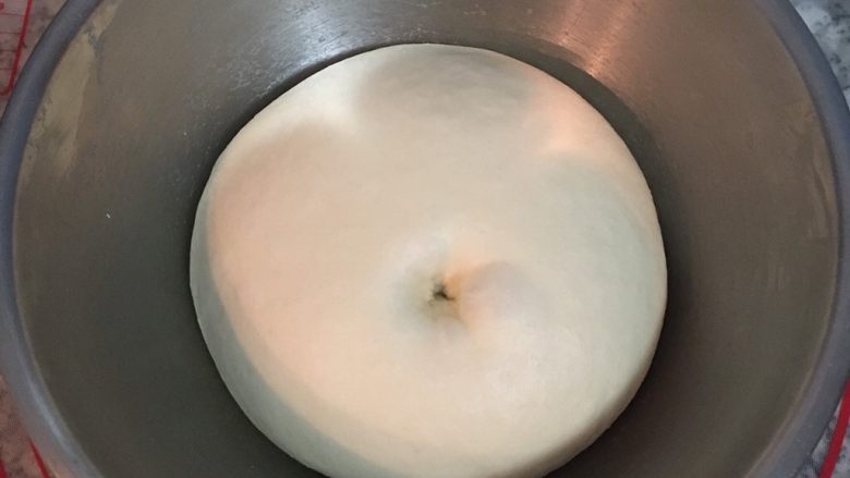 最爱面包+ 烟熏起司面包卷,当面团涨大到两倍大时,可以将手指沾湿后戳入面团,如不会回缩则表示面团已完成发酵.