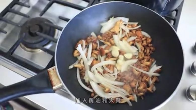 洋葱炒鸡油菌,洋葱稍微变软放入黄油和大蒜