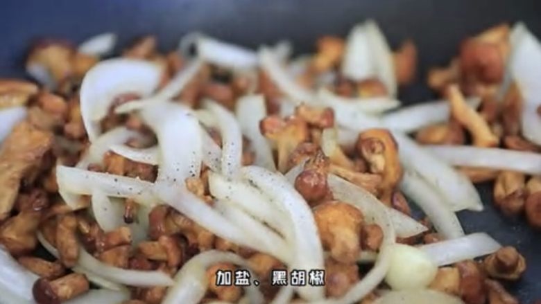 洋葱炒鸡油菌,待黄油融化翻炒2分钟后,加入盐和黑胡椒再翻炒1分钟就可以出锅啦
