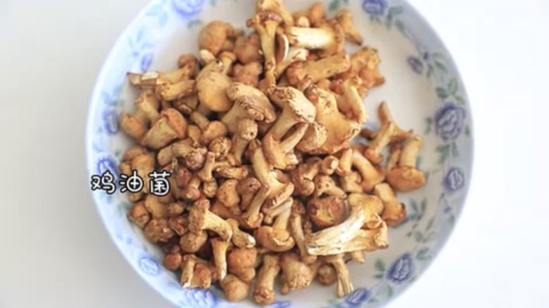 洋葱炒鸡油菌,准备干的鸡油菌250g 