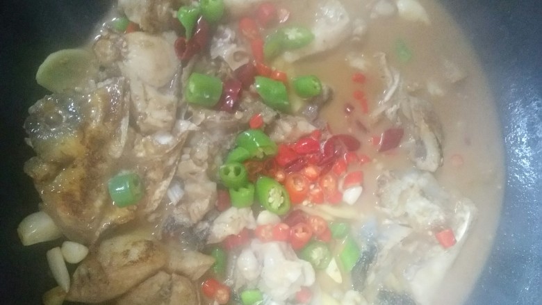 家常烧鱼头,再放醋 料酒 生抽
蒸鱼豉油 老抽 盐 小米辣 小杭椒烧入味
