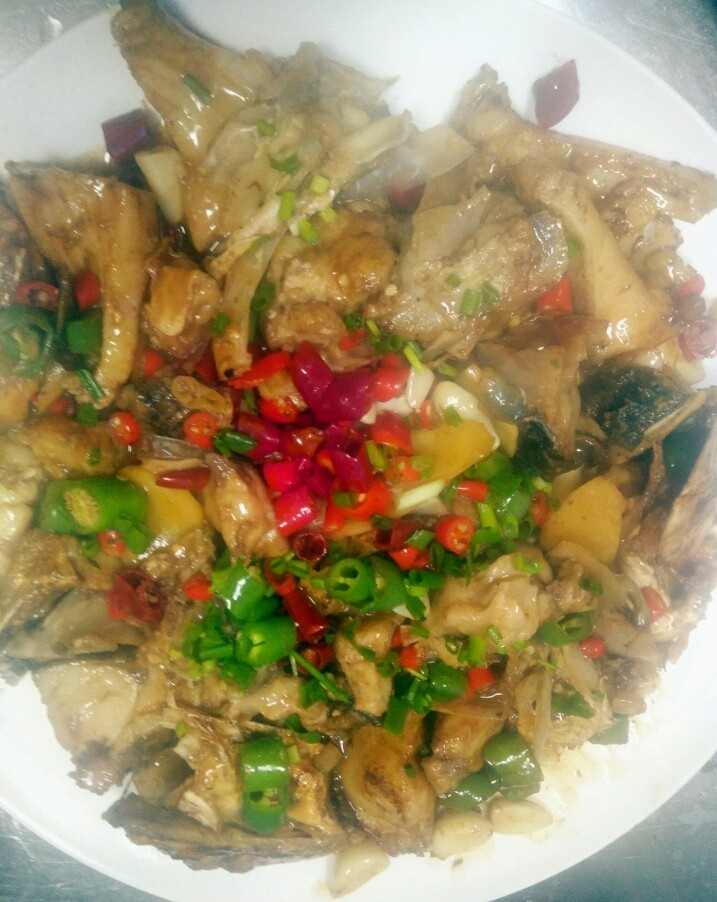 家常烧鱼头,看着是不是有食欲 行动吧!