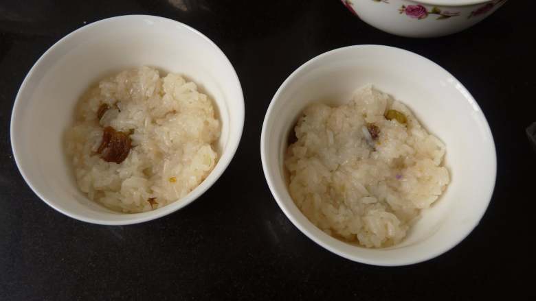 桂花紫薯糯米饭,取小一小碗,抹点油后,铺一层糯米饭
