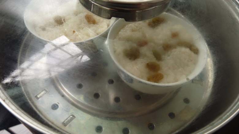 桂花紫薯糯米饭,沸水入锅,蒸10分钟
