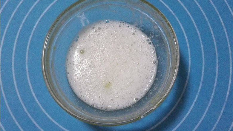 酥脆香甜的南瓜籽瓦片,通过搅拌和按压的方式,让糖粉与蛋白充分融合。