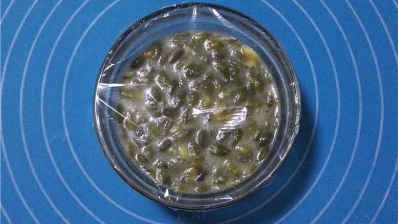 酥脆香甜的南瓜籽瓦片,把容器上面覆盖一层保鲜膜,室温下静置一小时。
