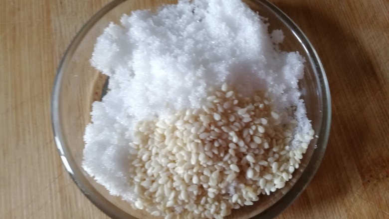 美味烤红薯片,准备<a style='color:red;display:inline-block;' href='/shicai/ 3729'>白糖</a>20g,芝麻5g