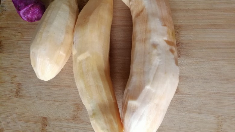 美味烤红薯片,将红薯去皮洗干净,