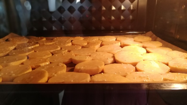 美味烤红薯片,烤箱预热180°。烤盘放入,180度烤20分钟