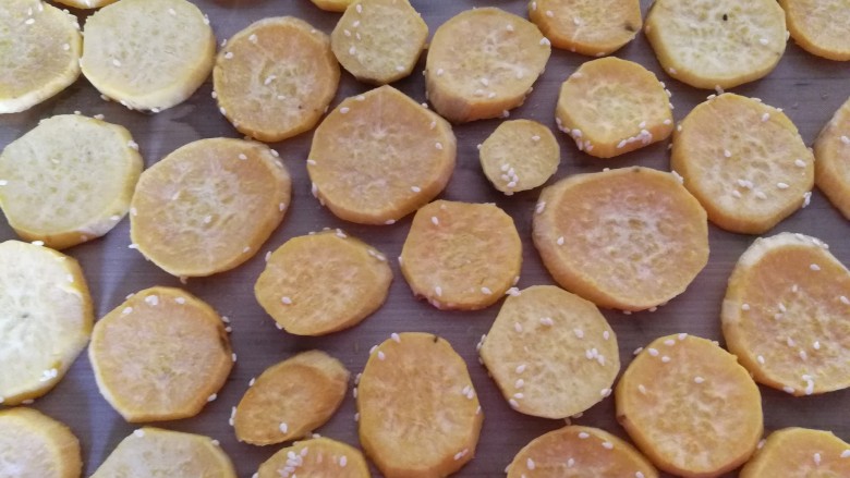 美味烤红薯片,20分钟后将烤盘取出,烤成这样如图↑
