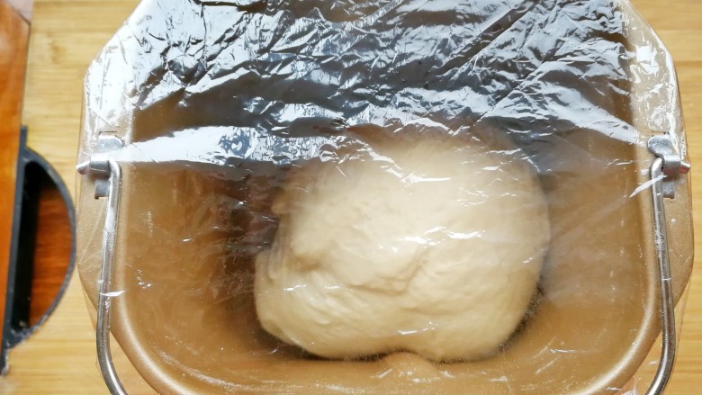 最爱包子+寒冬治愈系白萝卜羊肉包子,取出面包桶,上面盖上保鲜膜防止面团变硬,在温暖处进行发酵,