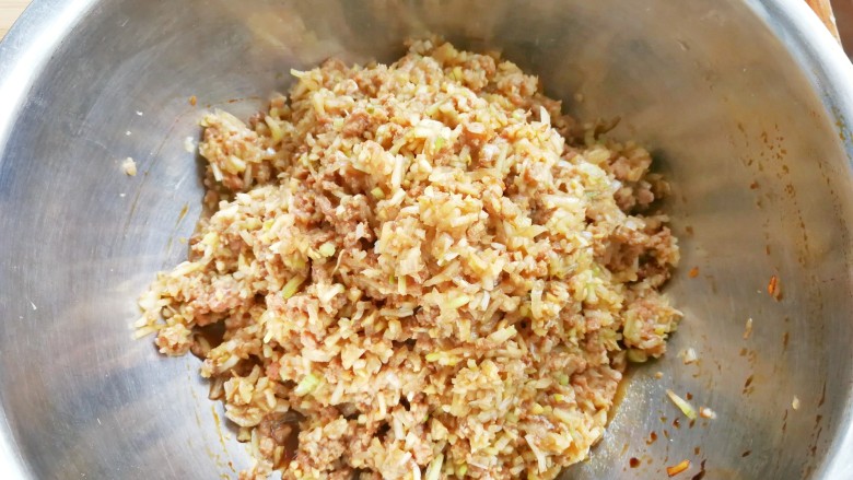 最爱包子+寒冬治愈系白萝卜羊肉包子,少许的食用油烧热,浇在馅儿上,搅拌均匀,包子馅就做好了,