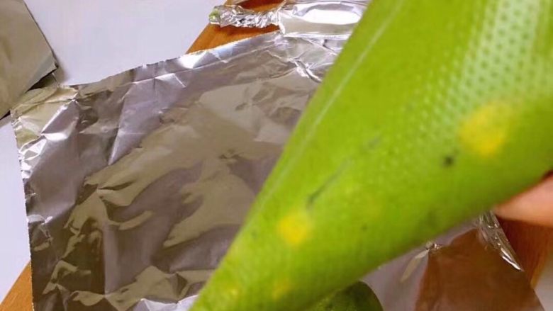 【宝宝菠菜鸡肉肠】12m+,盛到蛋糕裱花袋中。