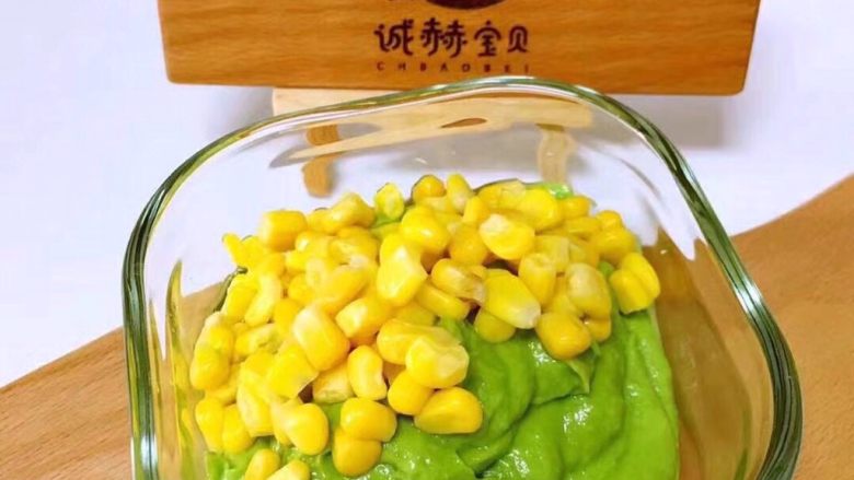 【宝宝菠菜鸡肉肠】12m+,玉米粒加到鸡肉泥中拌匀后