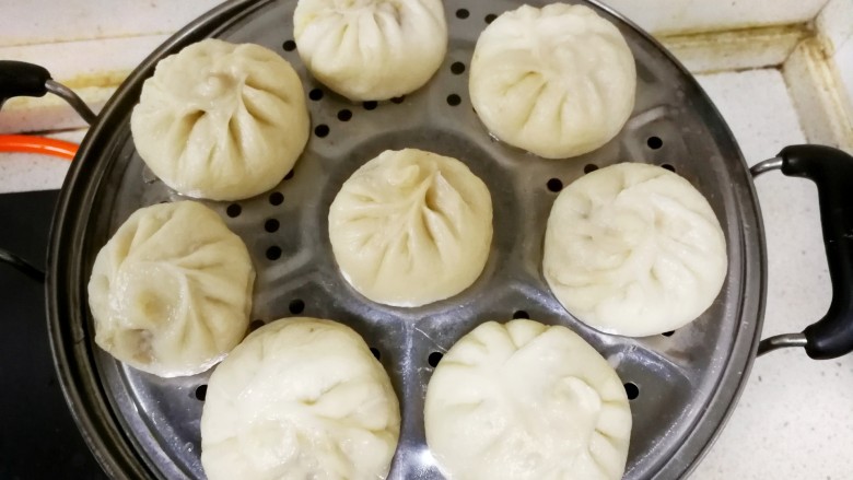 最爱包子+寒冬治愈系白萝卜羊肉包子,蒸锅内加足量的水,水烧开后放入包子,盖上盖子中火蒸20分钟,关火再焖五分钟后,即可取出,