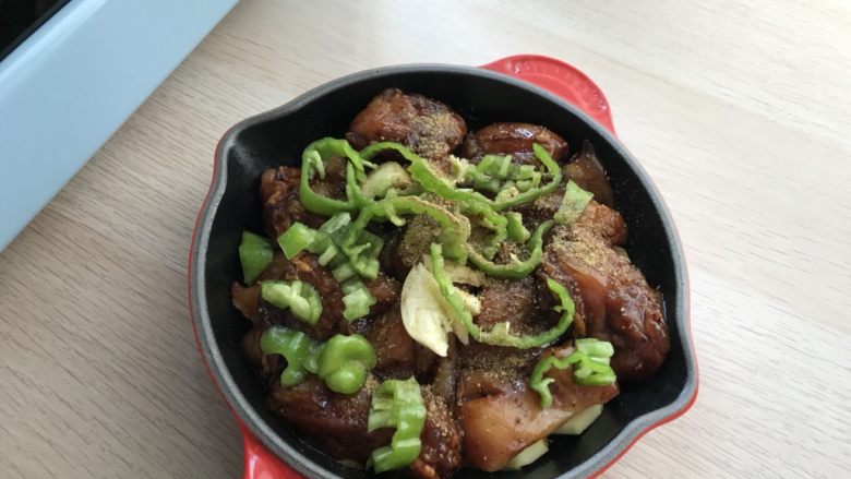黑椒烤鸡胸,铺好后就是这样。
喜欢的可以把青椒上刷点橄榄油撒点黑胡椒,
不用再给盐,因为我腌制鸡胸的时候已经给了足量的盐;